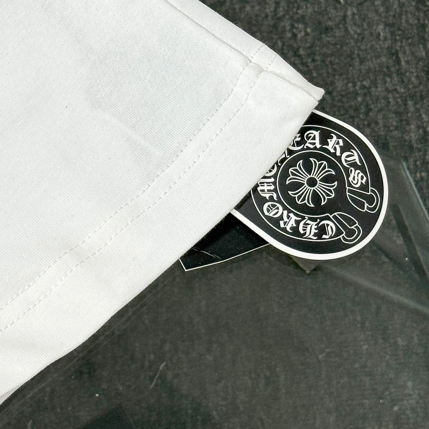 P170 Chrome Hearts Chrome Hearts 25 high-end versions. The fabric is made of 300 grams of high-density pure cotton. It does not deform or shrink. It has three labels. It is the same style for men and women. Technology: Digital printing. Color: White. Black. SIZE: S-XL.